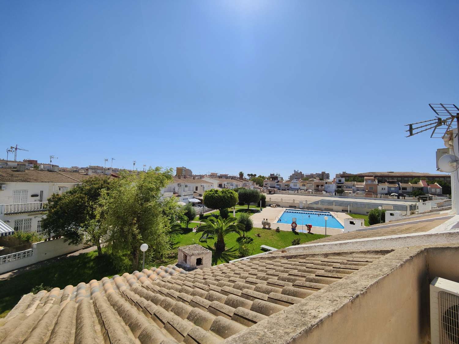 CHARMANTES STADTHAUS IM MEDITERRANEN DESIGN MIT ZWEI SCHLAFZIMMERN, GARTEN VOR UND HINTER DEM HAUS IN URB. DIE PARTEI III