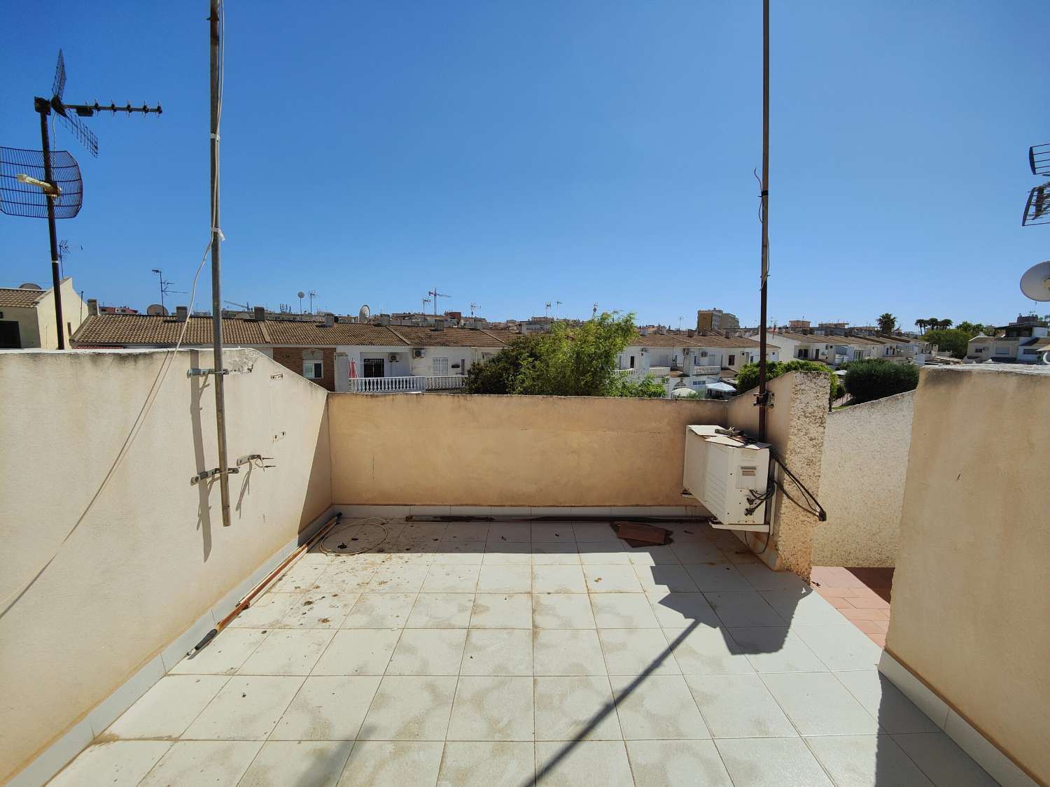 CHARMANTES STADTHAUS IM MEDITERRANEN DESIGN MIT ZWEI SCHLAFZIMMERN, GARTEN VOR UND HINTER DEM HAUS IN URB. DIE PARTEI III