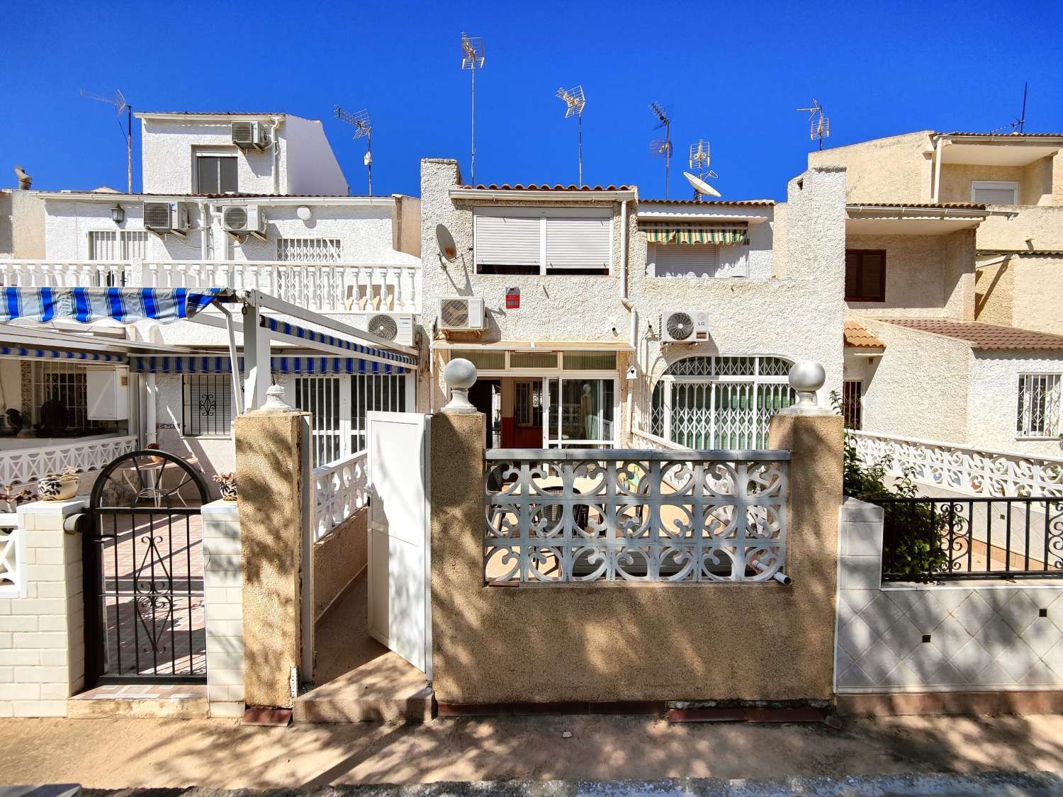 ENCANTADORA CASA ADOSADA DE DISEÑO MEDITERRÁNEO CON DOS DORMITORIOS, JARDÍN DELANTERO Y TRASERO EN URB. LA FIESTA III