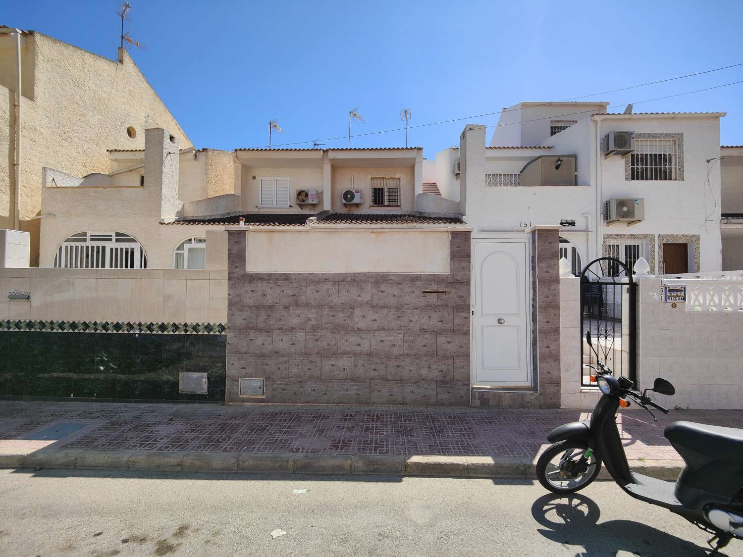 CHARMANTES STADTHAUS IM MEDITERRANEN DESIGN MIT ZWEI SCHLAFZIMMERN, GARTEN VOR UND HINTER DEM HAUS IN URB. DIE PARTEI III