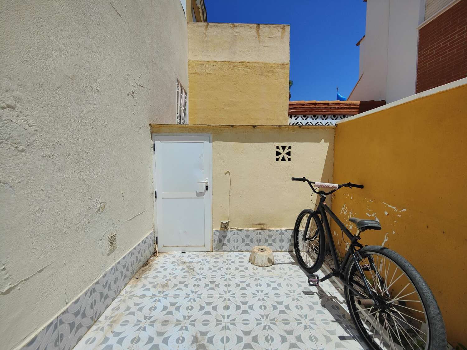 WUNDERSCHÖNES NACH SÜDOSTEN AUSGERICHTETES STADTHAUS IM EXKLUSIVEN MIRADOR DE LOS ALTOS, ORIHUELA COSTA