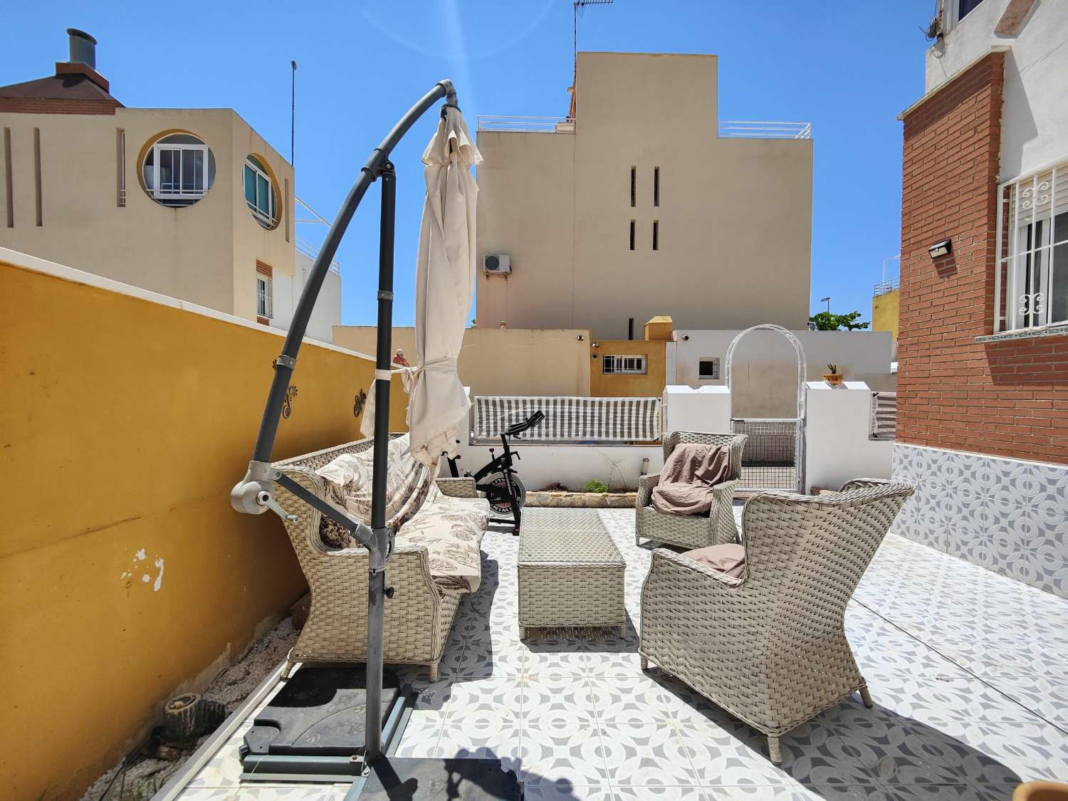 WUNDERSCHÖNES NACH SÜDOSTEN AUSGERICHTETES STADTHAUS IM EXKLUSIVEN MIRADOR DE LOS ALTOS, ORIHUELA COSTA