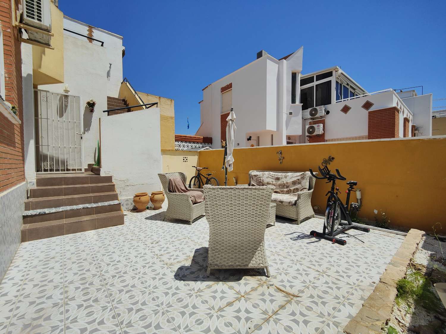 WUNDERSCHÖNES NACH SÜDOSTEN AUSGERICHTETES STADTHAUS IM EXKLUSIVEN MIRADOR DE LOS ALTOS, ORIHUELA COSTA