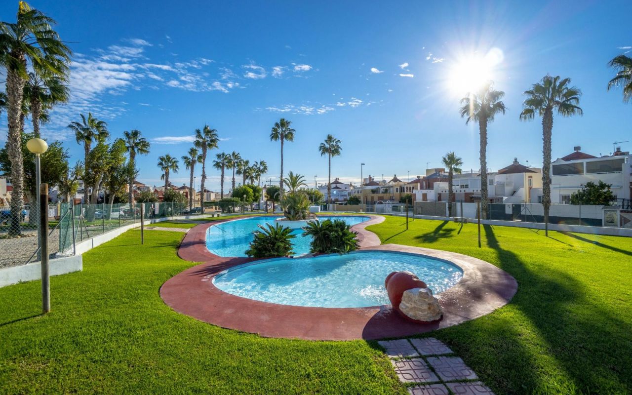 WONDERFUL SOUTH-EAST FACING TOWNHOUSE IN THE EXCLUSIVE MIRADOR DE LOS ALTOS, ORIHUELA COSTA