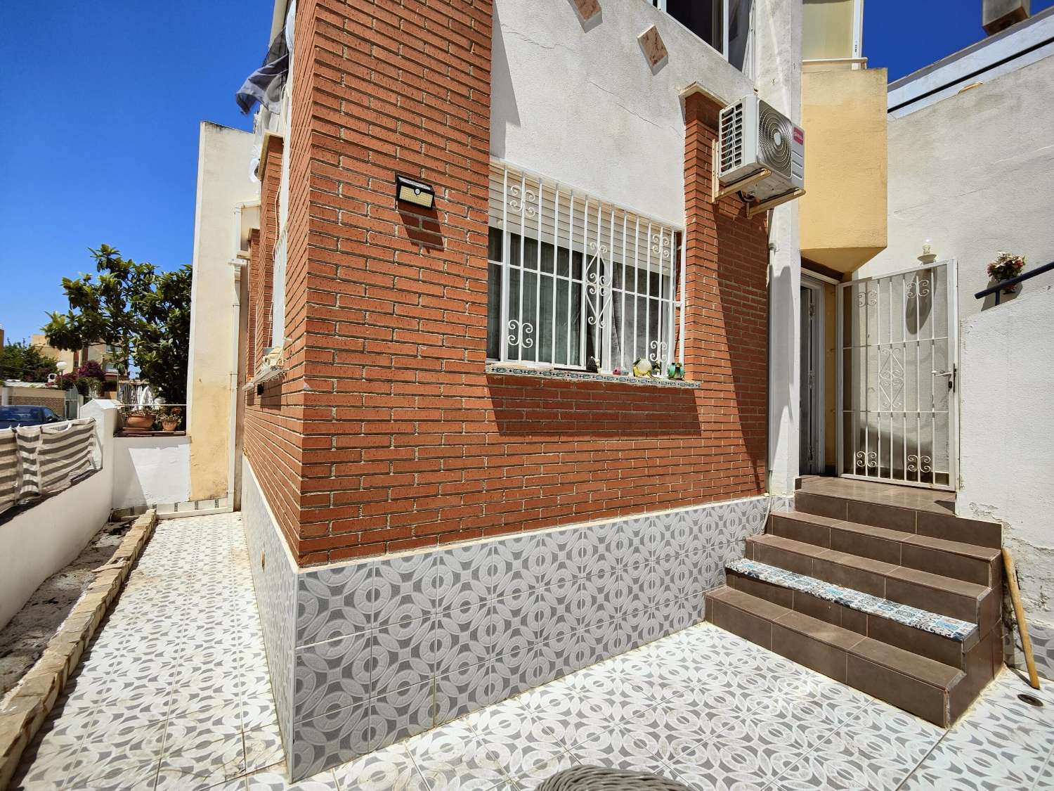 WUNDERSCHÖNES NACH SÜDOSTEN AUSGERICHTETES STADTHAUS IM EXKLUSIVEN MIRADOR DE LOS ALTOS, ORIHUELA COSTA