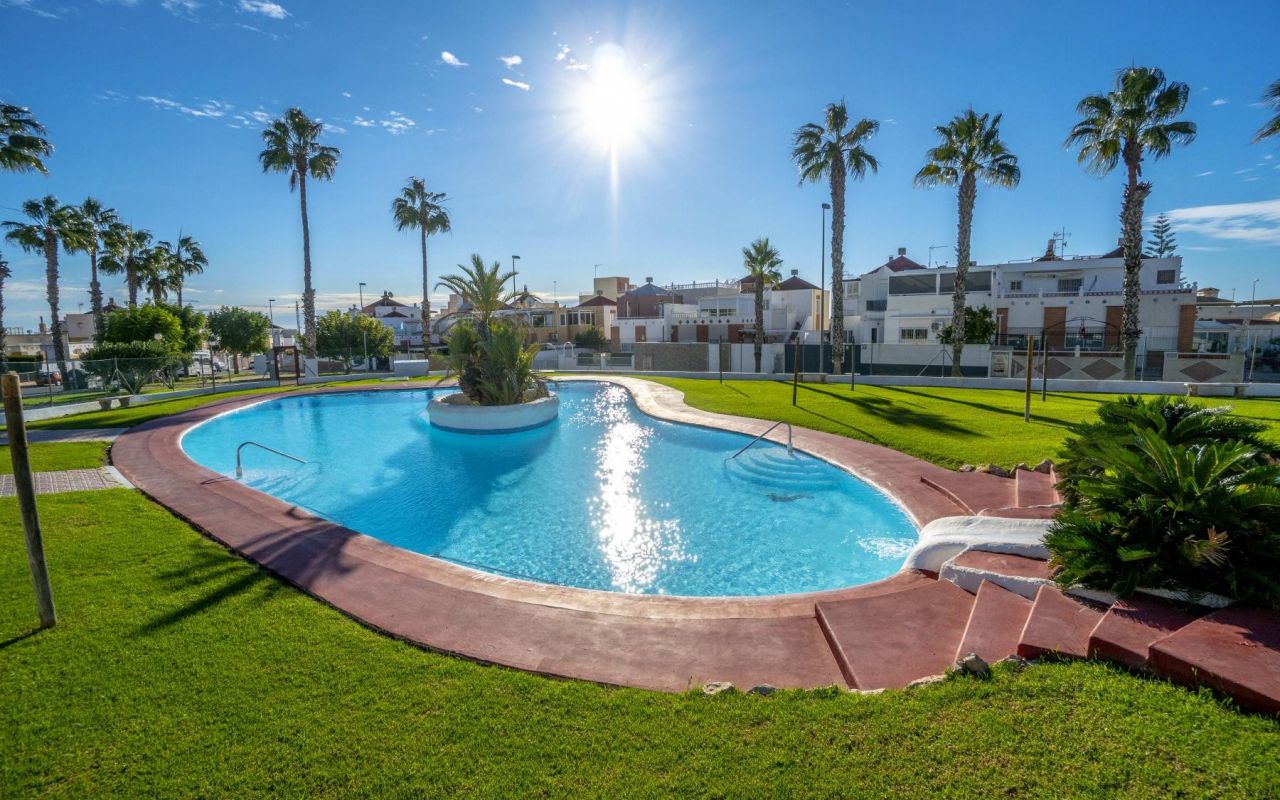 WONDERFUL SOUTH-EAST FACING TOWNHOUSE IN THE EXCLUSIVE MIRADOR DE LOS ALTOS, ORIHUELA COSTA