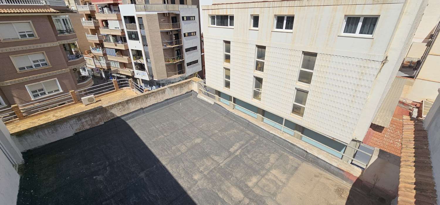 ¡OPORTUNIDAD ÚNICA! SE VENDE EDIFICIO CÉNTRICO EN EL CORAZÓN DE TORREVIEJA