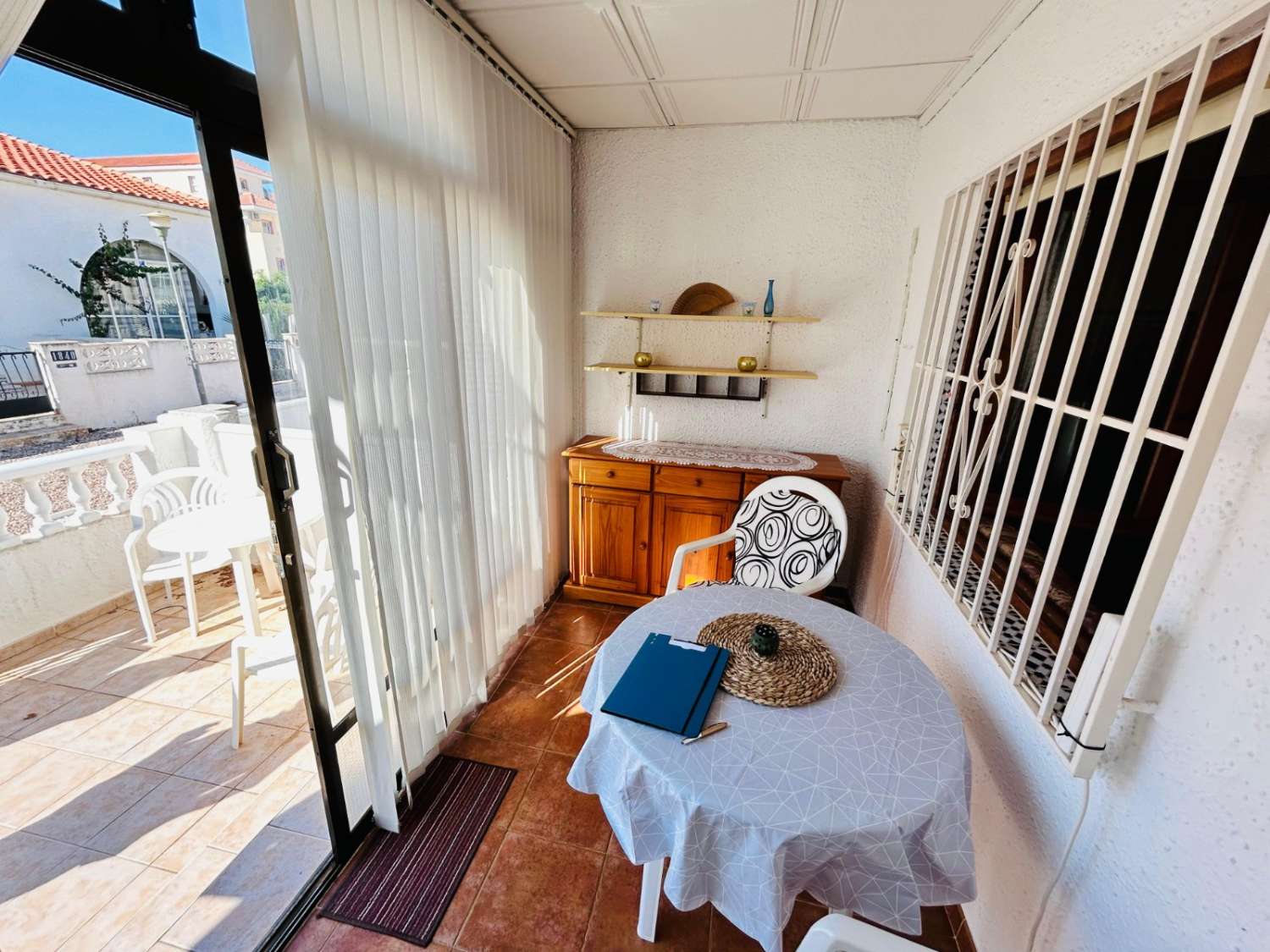 MAISON CONFORTABLE À DEUX ÉTAGES AVEC TERRASSE ET SOLARIUM À TORREVIEJA !