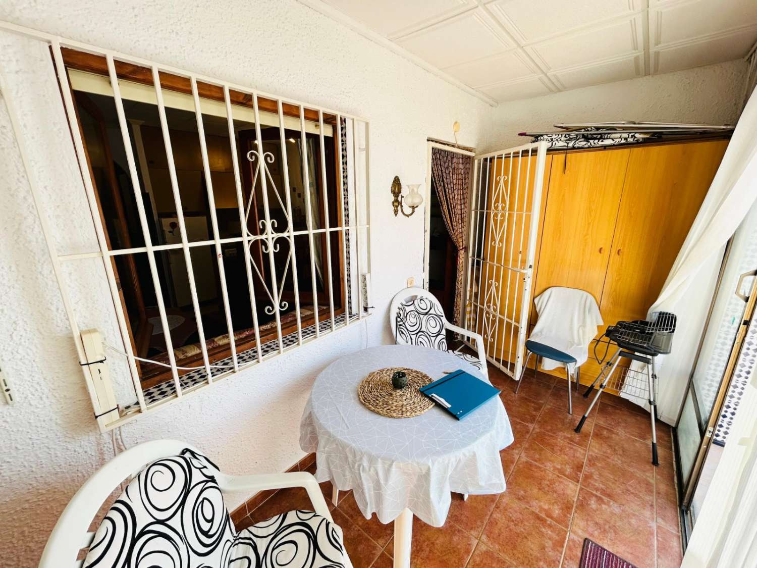 MAISON CONFORTABLE À DEUX ÉTAGES AVEC TERRASSE ET SOLARIUM À TORREVIEJA !