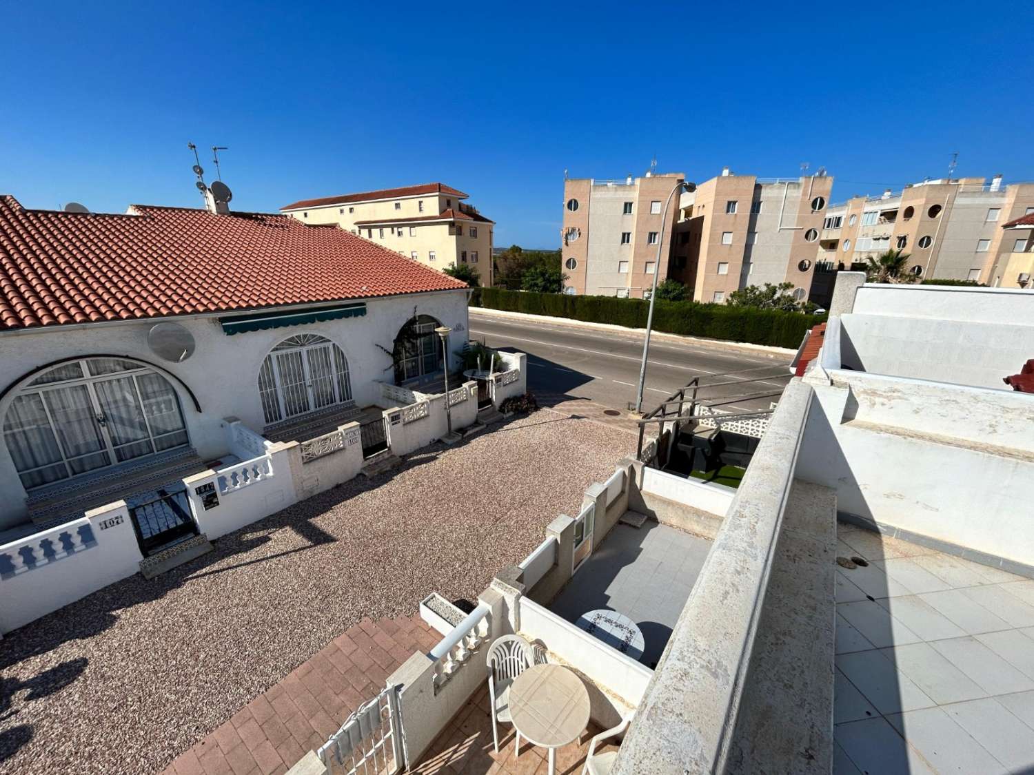 ACCOGLIENTE CASA A DUE PIANI CON TERRAZZA E SOLARIUM A TORREVIEJA!