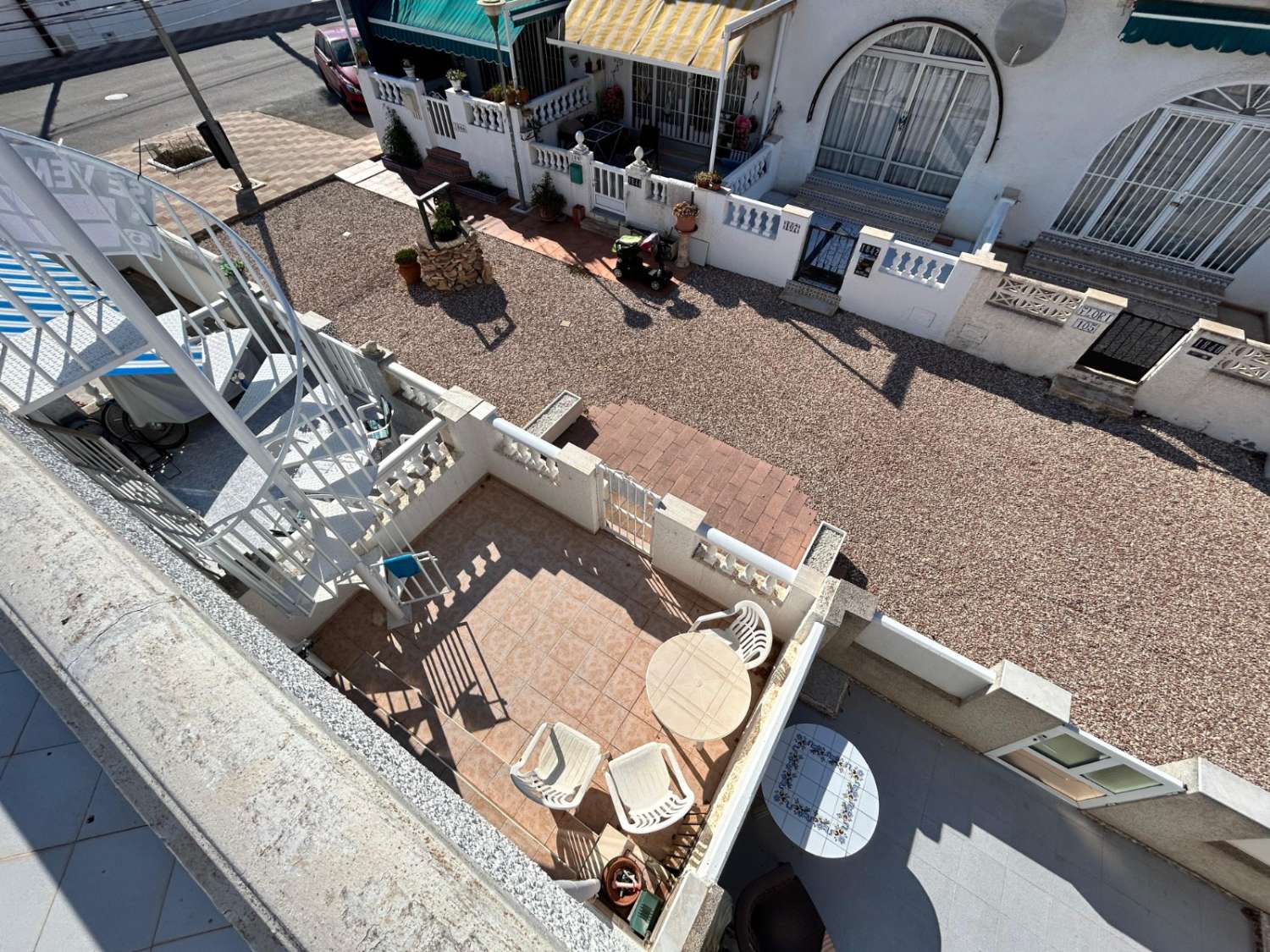 ¡ACOGEDORA CASA DE DOS PLANTAS CON TERRAZA Y SOLÁRIUM EN TORREVIEJA!