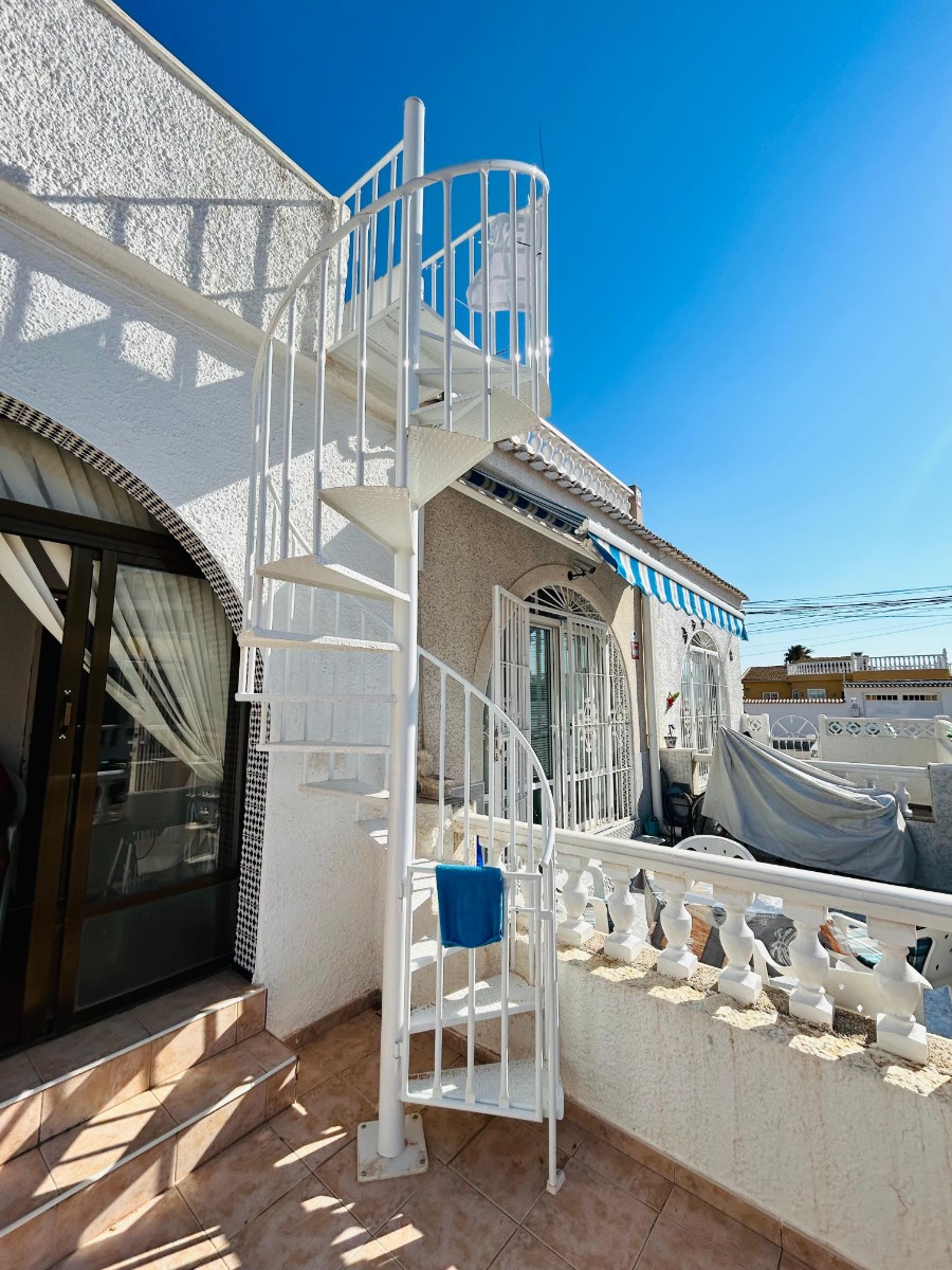 ¡ACOGEDORA CASA DE DOS PLANTAS CON TERRAZA Y SOLÁRIUM EN TORREVIEJA!