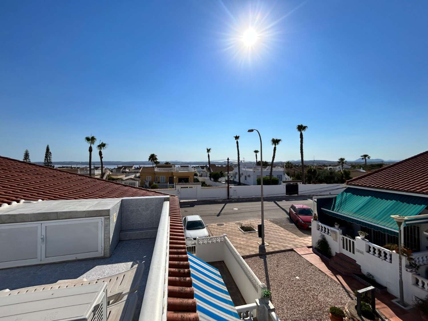 ¡ACOGEDORA CASA DE DOS PLANTAS CON TERRAZA Y SOLÁRIUM EN TORREVIEJA!