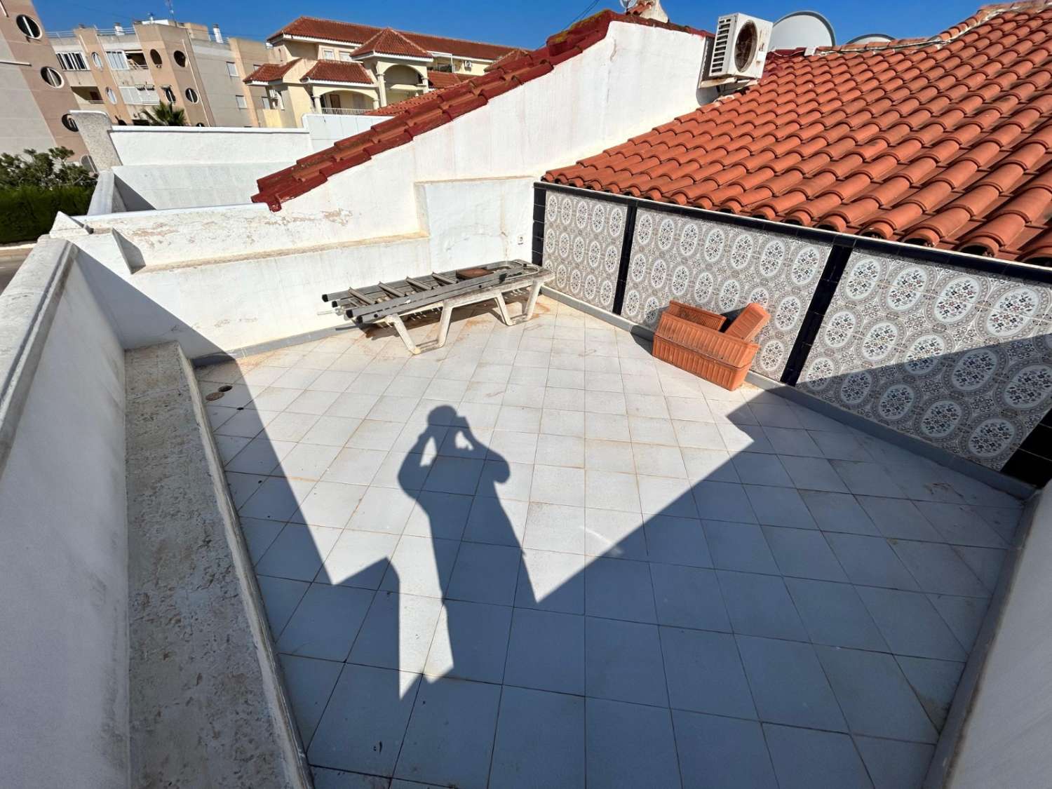 ¡ACOGEDORA CASA DE DOS PLANTAS CON TERRAZA Y SOLÁRIUM EN TORREVIEJA!