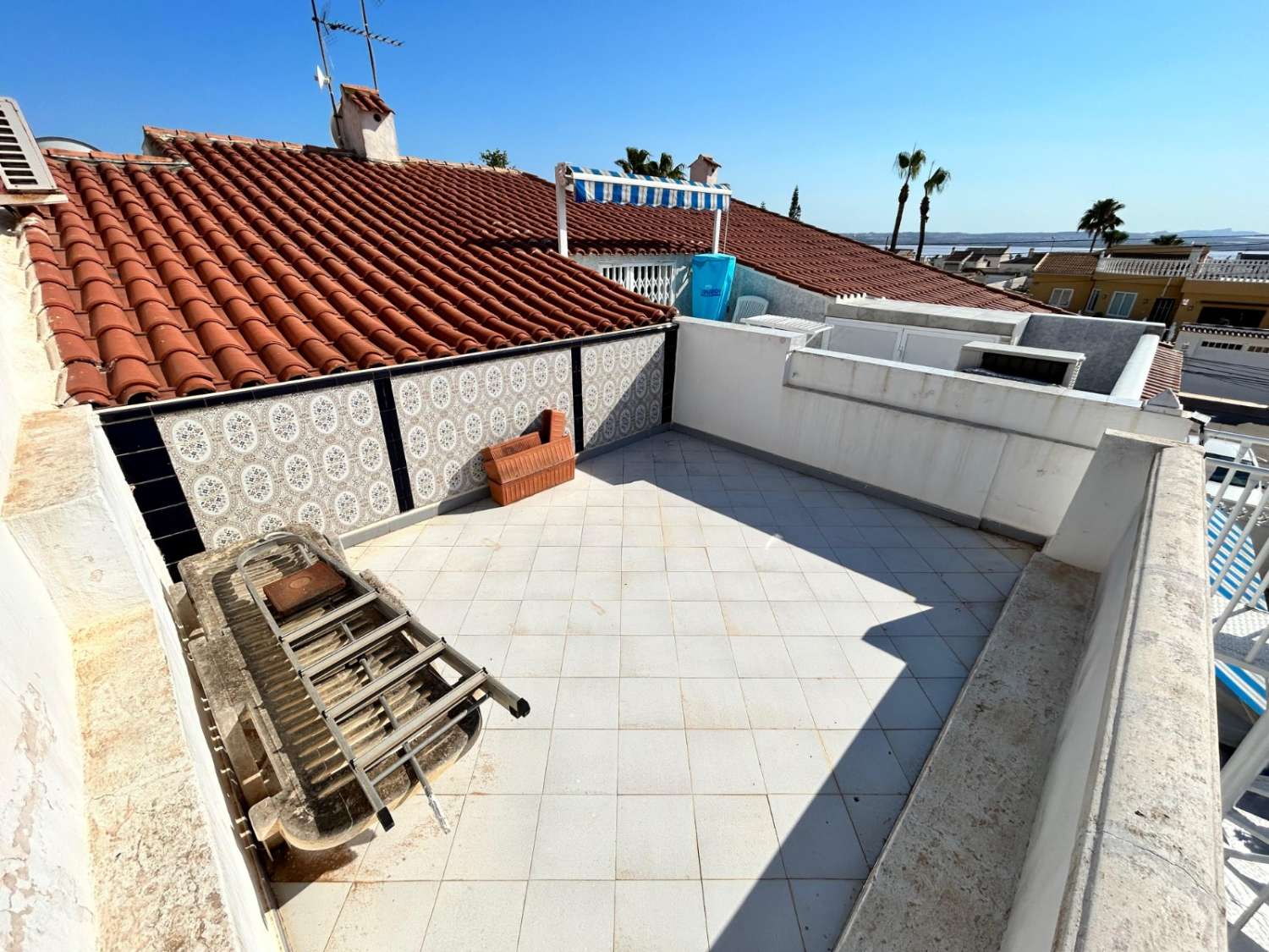 GEMÜTLICHES ZWEISTÖCKIGES HAUS MIT TERRASSE UND SOLARIUM IN TORREVIEJA!