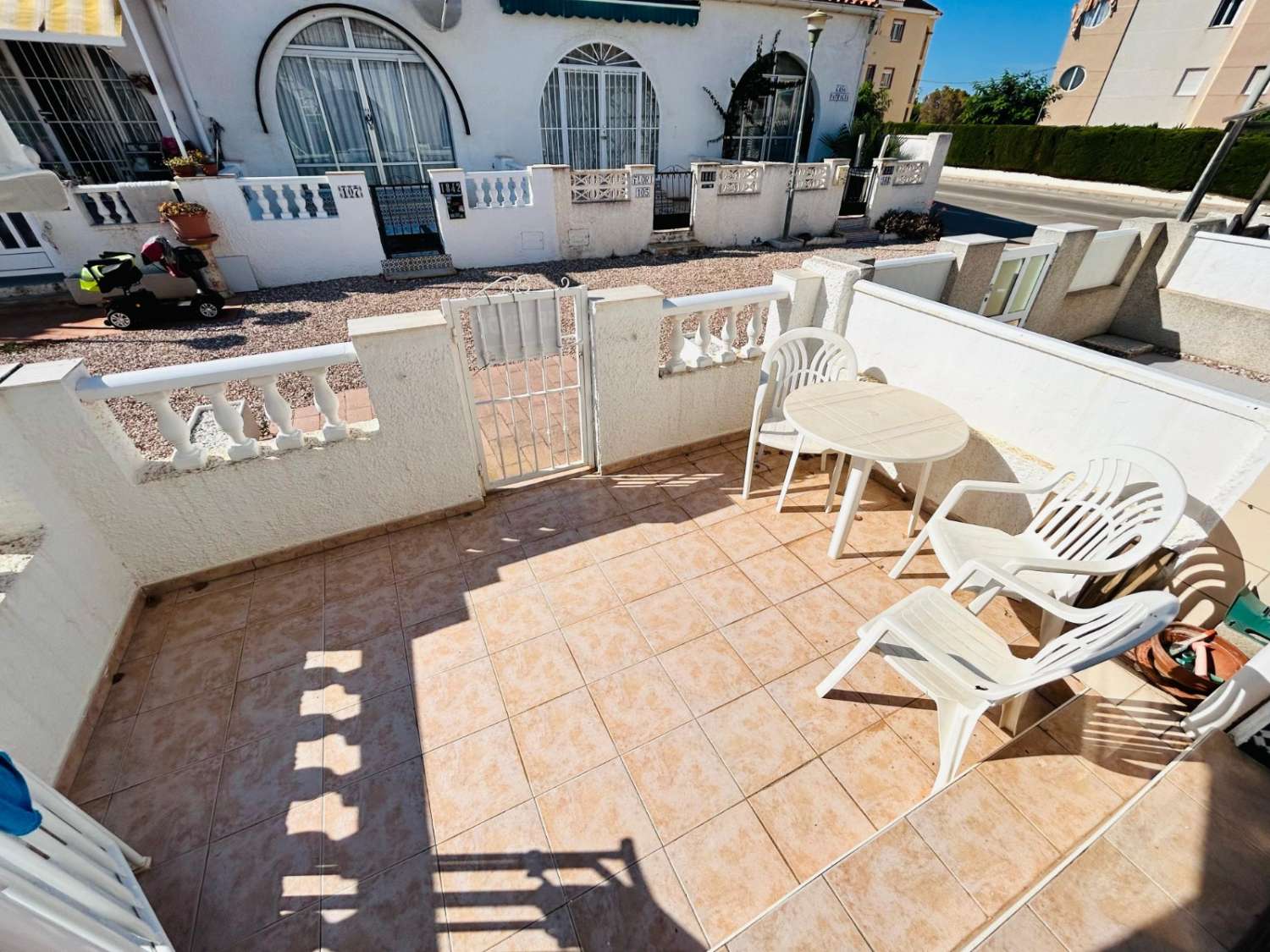 GEMÜTLICHES ZWEISTÖCKIGES HAUS MIT TERRASSE UND SOLARIUM IN TORREVIEJA!