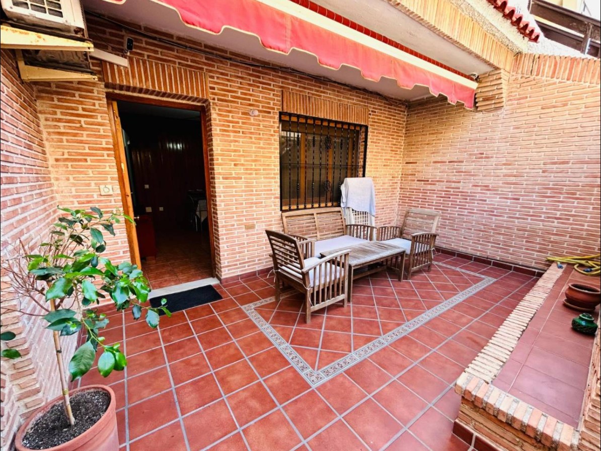 ¡ENCANTADOR BUNGALOW A 200M DE LA PLAYA DE LOS LOCOS EN TORREVIEJA!