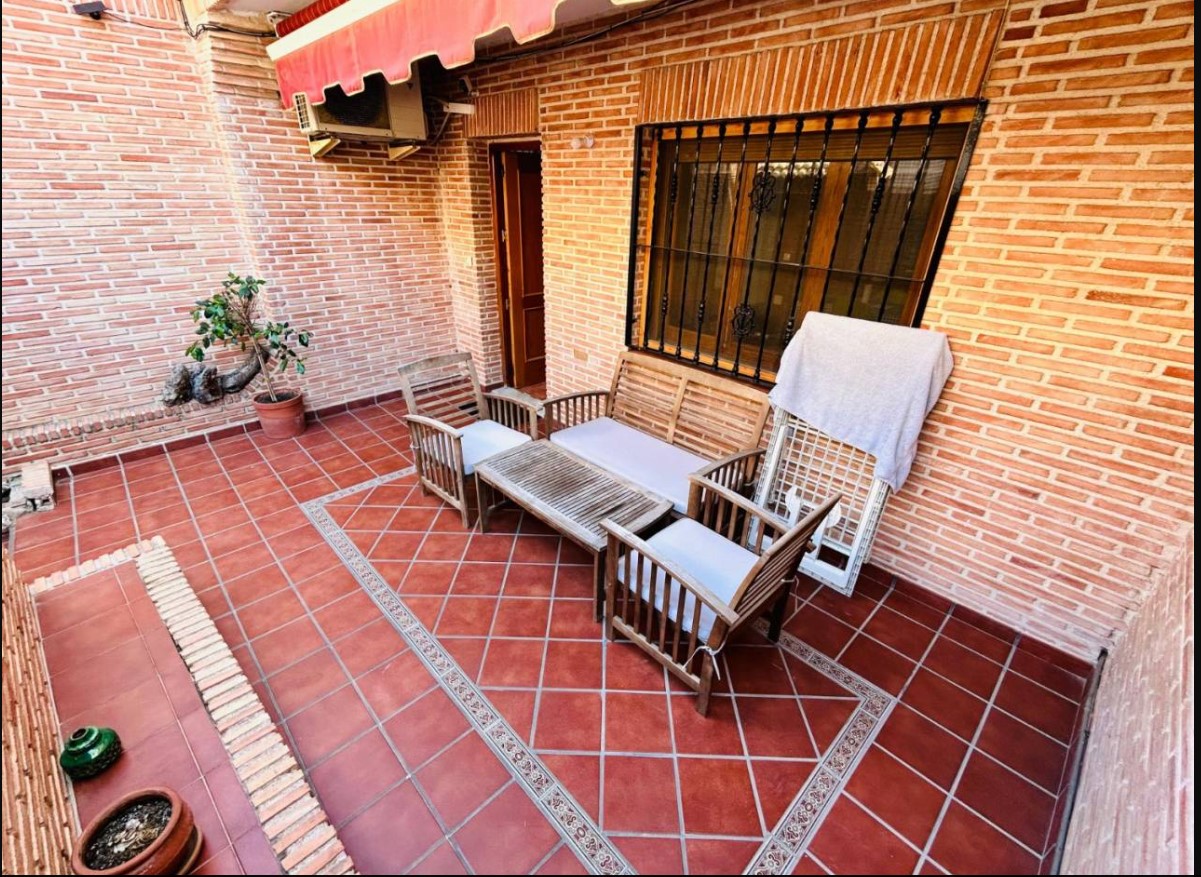 CHARMING BUNGALOW 200M FROM LOS LOCOS BEACH IN TORREVIEJA!