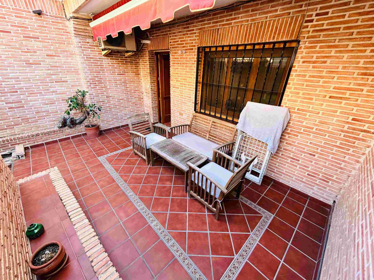 CHARMING BUNGALOW 200M FROM LOS LOCOS BEACH IN TORREVIEJA!