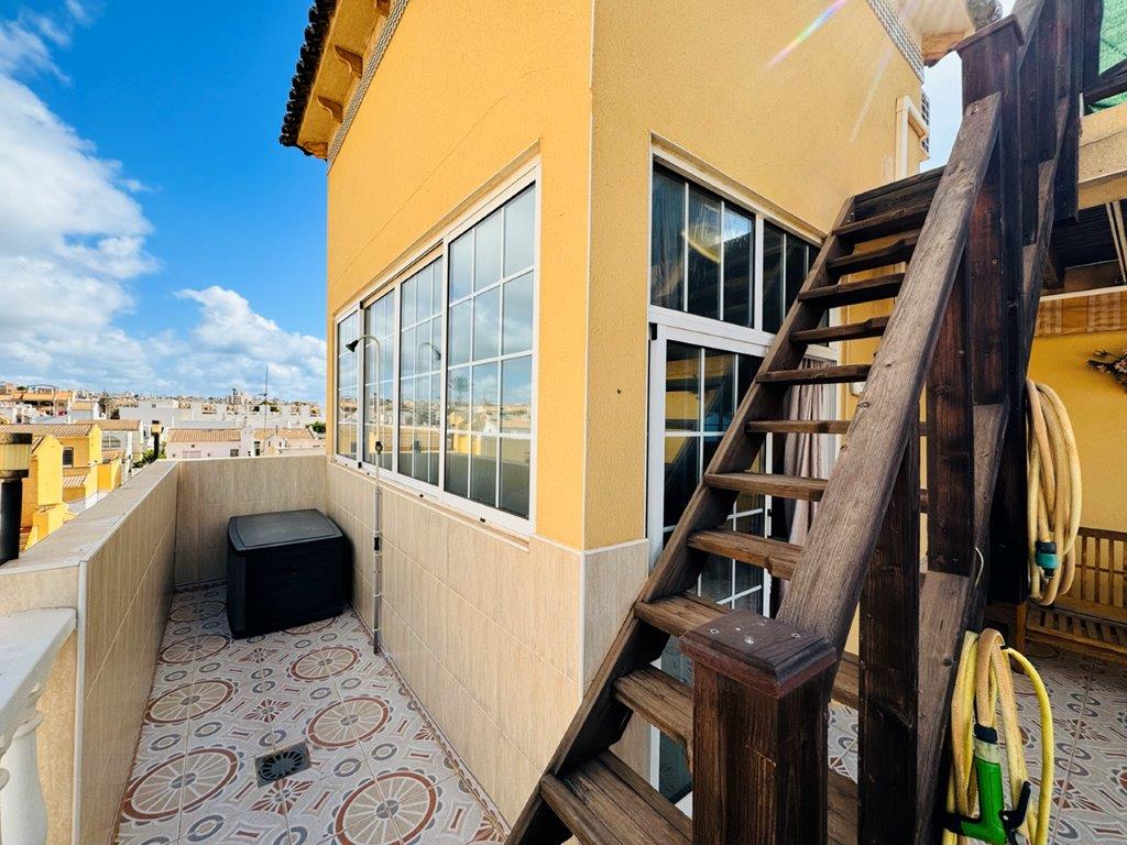 SPECTACULAR DUPLEX IN LA ROSALEDA, TORREVIEJA, 400 METERS FROM LAS CALAS!