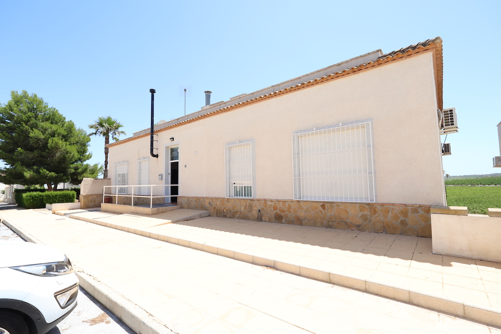 EXCELLENTE OPPORTUNITÉ : AUBERGE RURALE À SAN MIGUEL DE SALINAS AVEC VUE IMPRENABLE !