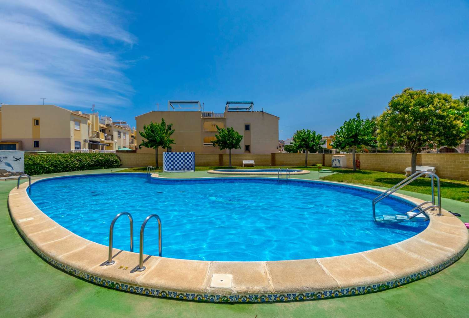 KUNNOSTETTU YLIMMÄN KERROKSEN BUNGALOW EL CHAPARRALISSA, TORREVIEJASSA