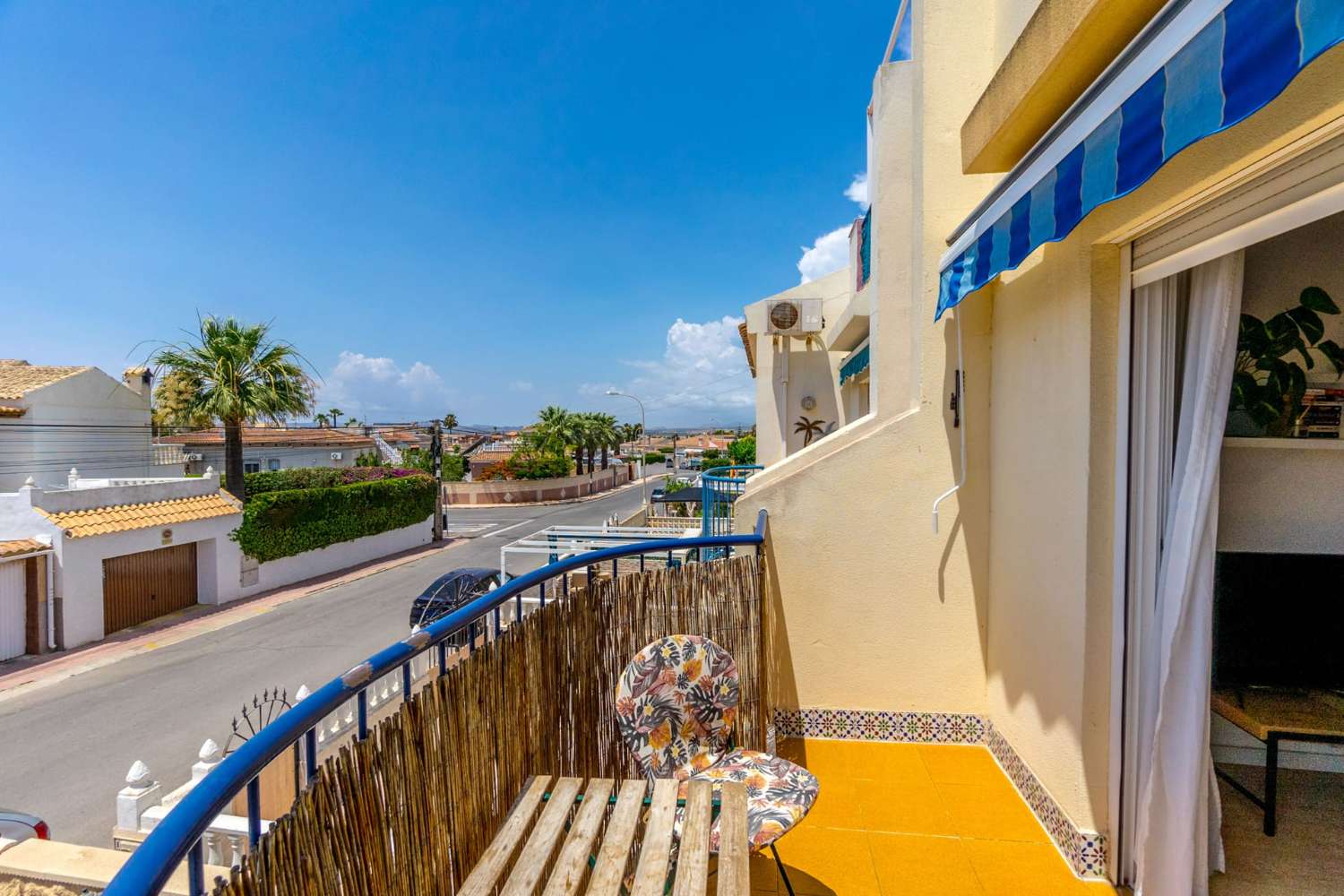 KUNNOSTETTU YLIMMÄN KERROKSEN BUNGALOW EL CHAPARRALISSA, TORREVIEJASSA