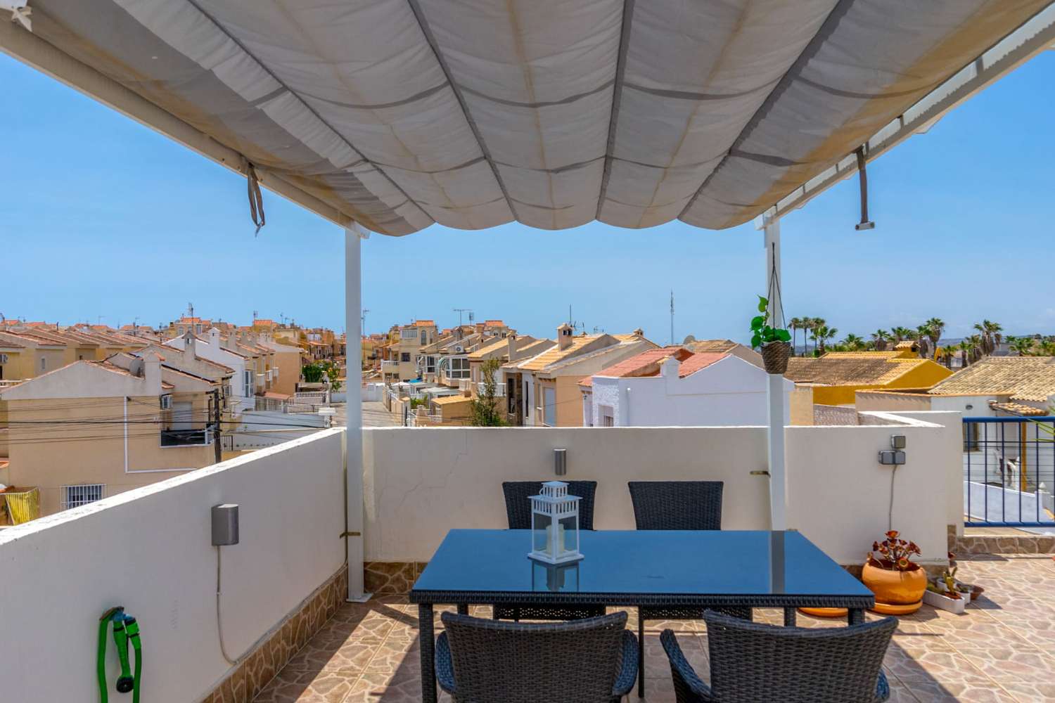 KUNNOSTETTU YLIMMÄN KERROKSEN BUNGALOW EL CHAPARRALISSA, TORREVIEJASSA