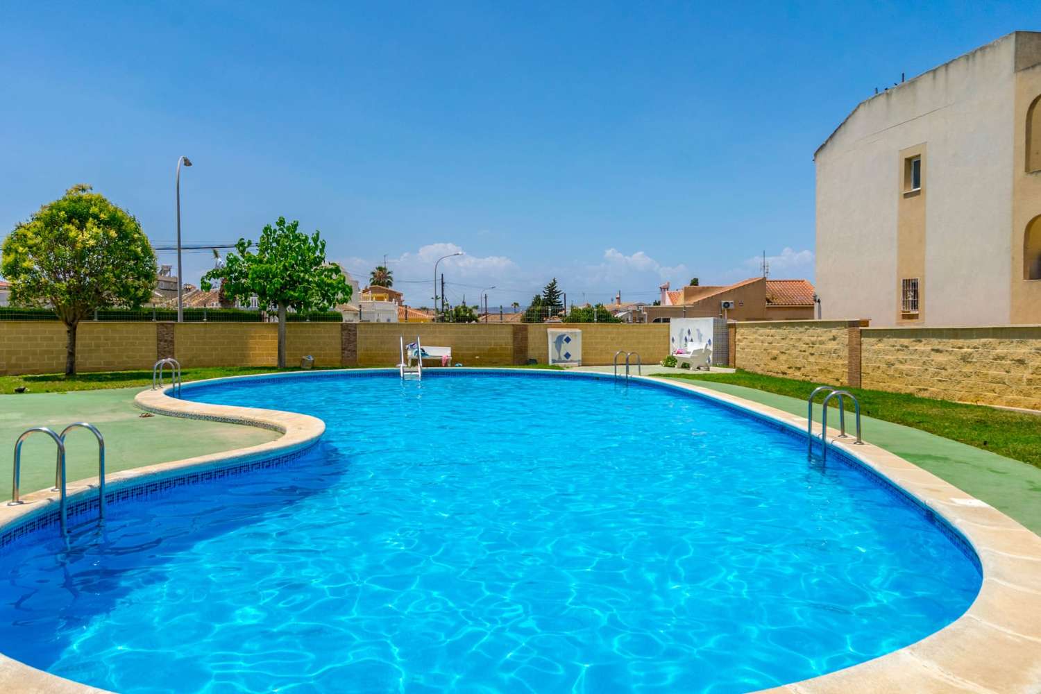 RENOVIERTER BUNGALOW AUF DER OBERSTEN ETAGE IN EL CHAPARRAL, TORREVIEJA