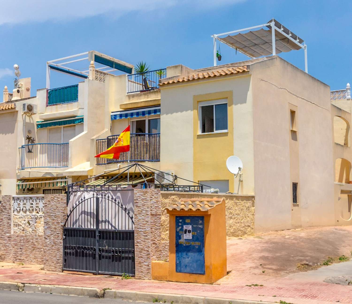 ZREKONSTRUOVANÝ BUNGALOV V NEJVYŠŠÍM PATŘE V EL CHAPARRAL, TORREVIEJA