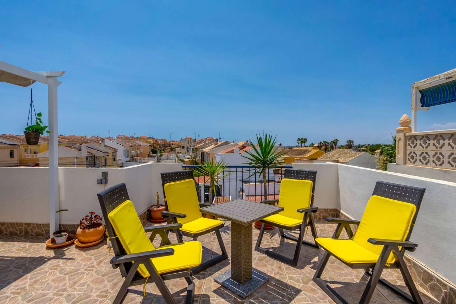 RENOVERET BUNGALOW PÅ ØVERSTE ETAGE I EL CHAPARRAL, TORREVIEJA