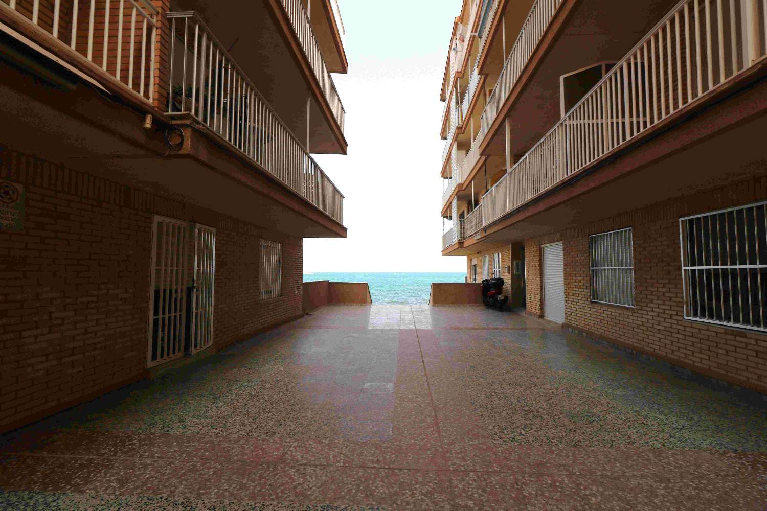 ÁTICO CON IMPRESIONANTES VISTAS AL MAR Y PRIMERA LÍNEA EN LA PLAYA DE LOS NÁUFRAGOS