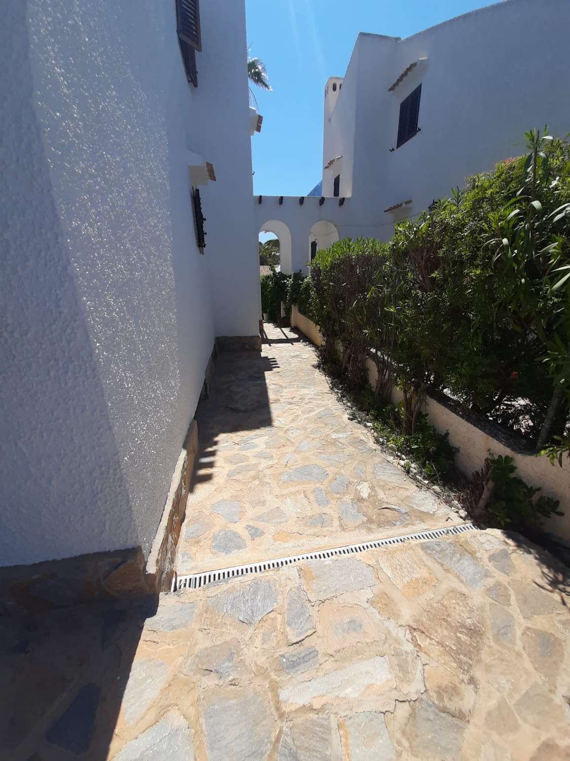 BELLA VILLA MEDITERRANEA A 400 METRI DALLA SPIAGGIA DI FLAMENCO CON PISCINA E GIARDINI