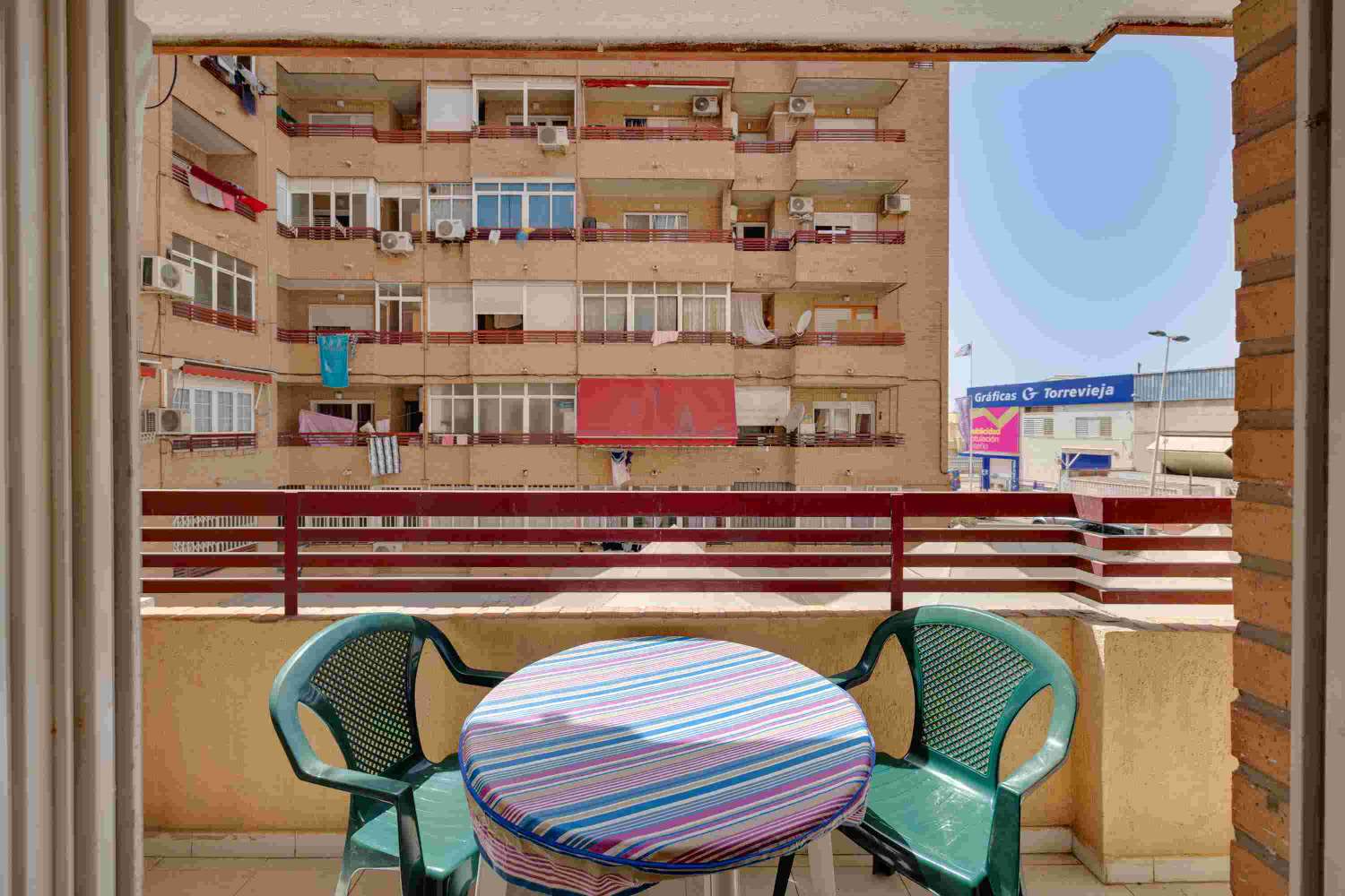 CHARMANT APPARTEMENT À EL MOLINO, TORREVIEJA, AVEC GRAND BALCON ET TROIS PISCINES COMMUNES !