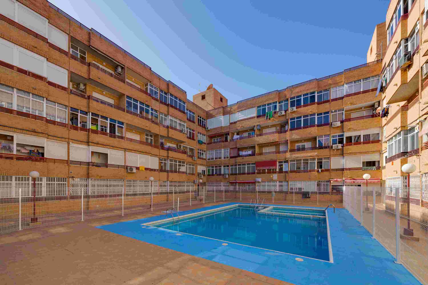 CHARMING APARTMENT IN EL MOLINO, TORREVIEJA, WITH LARGE BALCONY AND THREE COMMUNAL SWIMMING POOLS!