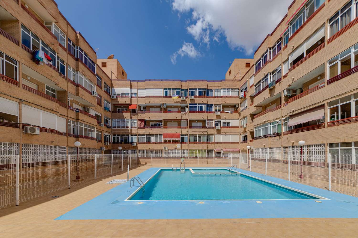 CHARMANT APPARTEMENT À EL MOLINO, TORREVIEJA, AVEC GRAND BALCON ET TROIS PISCINES COMMUNES !