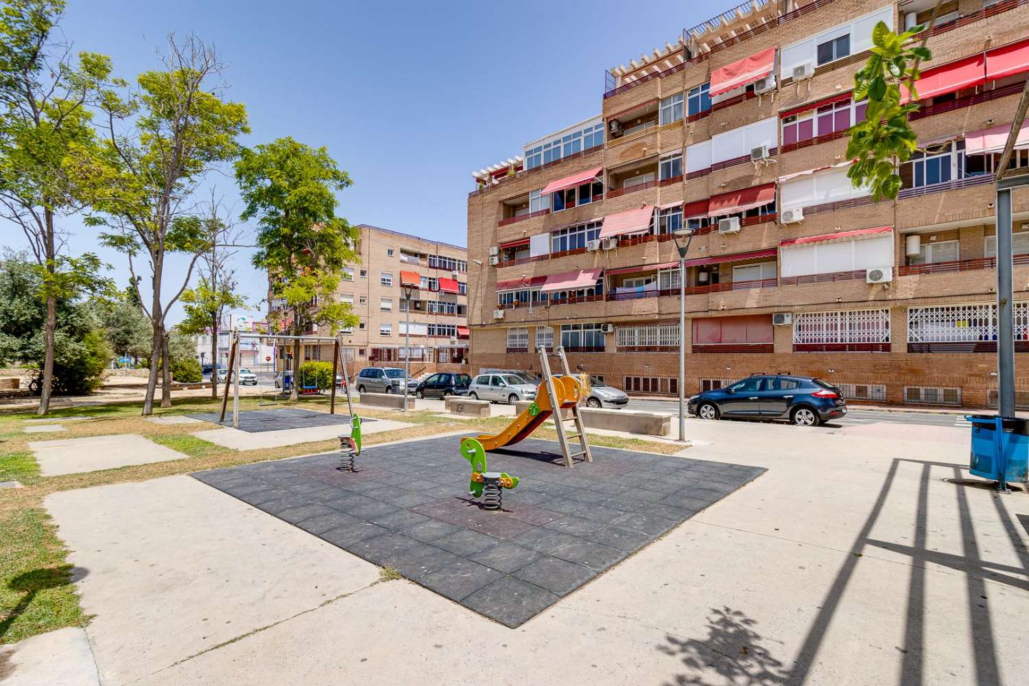 CHARMANT APPARTEMENT À EL MOLINO, TORREVIEJA, AVEC GRAND BALCON ET TROIS PISCINES COMMUNES !