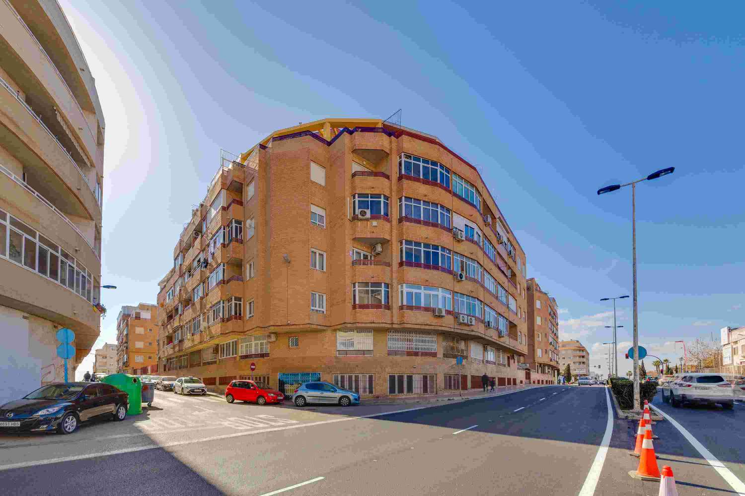 ¡ENCANTADOR APARTAMENTO EN EL MOLINO, TORREVIEJA, CON AMPLIO BALCÓN Y TRES PISCINAS COMUNITARIAS!