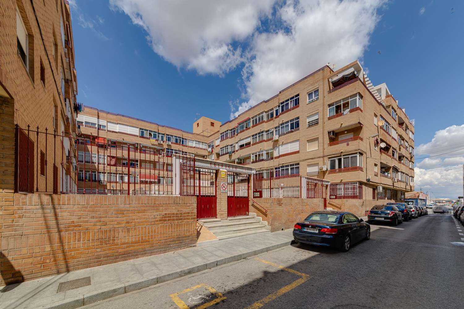 GRAZIOSO APPARTAMENTO A EL MOLINO, TORREVIEJA, CON AMPIO BALCONE E TRE PISCINE COMUNALI!