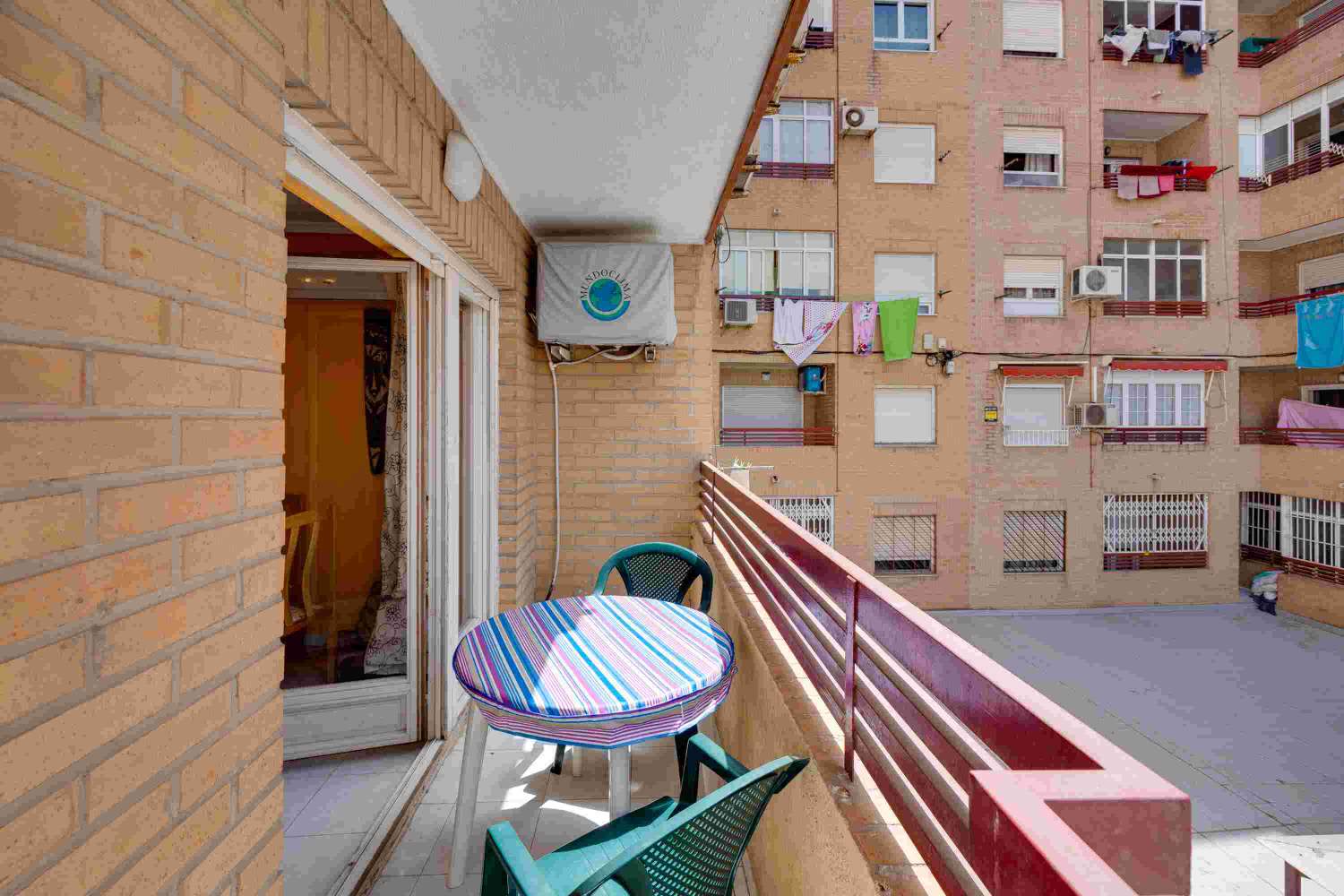 CHARMANT APPARTEMENT À EL MOLINO, TORREVIEJA, AVEC GRAND BALCON ET TROIS PISCINES COMMUNES !