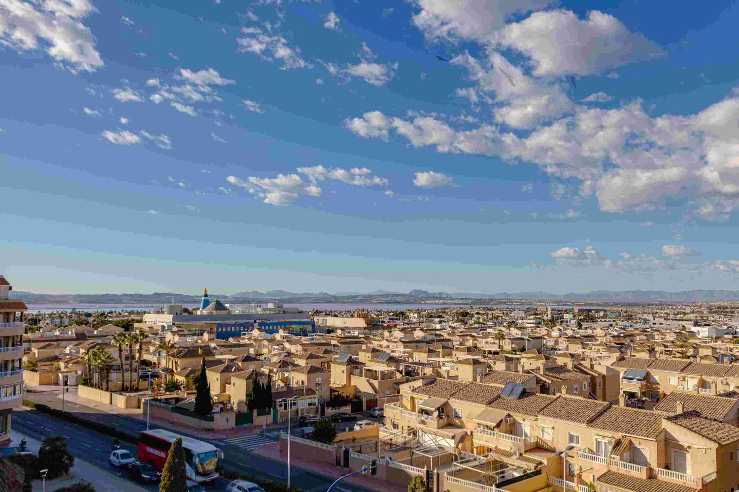 GRAZIOSO APPARTAMENTO A EL MOLINO, TORREVIEJA, CON AMPIO BALCONE E TRE PISCINE COMUNALI!