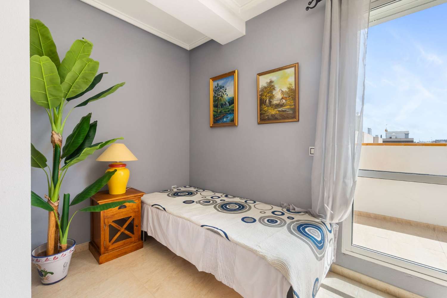 ¡ACOGEDOR APARTAMENTO EN EL CENTRO DE TORREVIEJA, A 700 METROS DEL MEDITERRÁNEO!