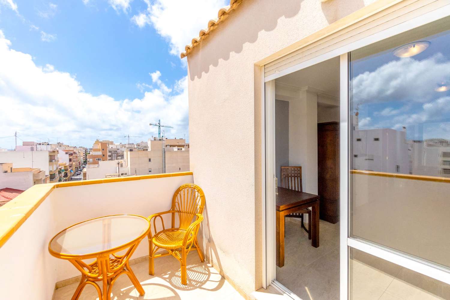 ¡ACOGEDOR APARTAMENTO EN EL CENTRO DE TORREVIEJA, A 700 METROS DEL MEDITERRÁNEO!