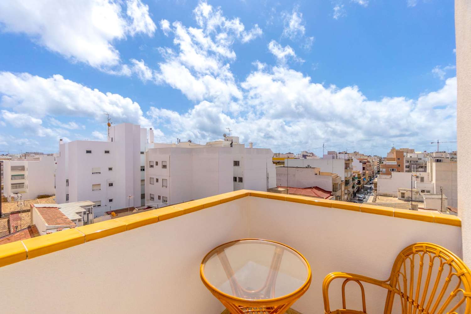 ¡ACOGEDOR APARTAMENTO EN EL CENTRO DE TORREVIEJA, A 700 METROS DEL MEDITERRÁNEO!