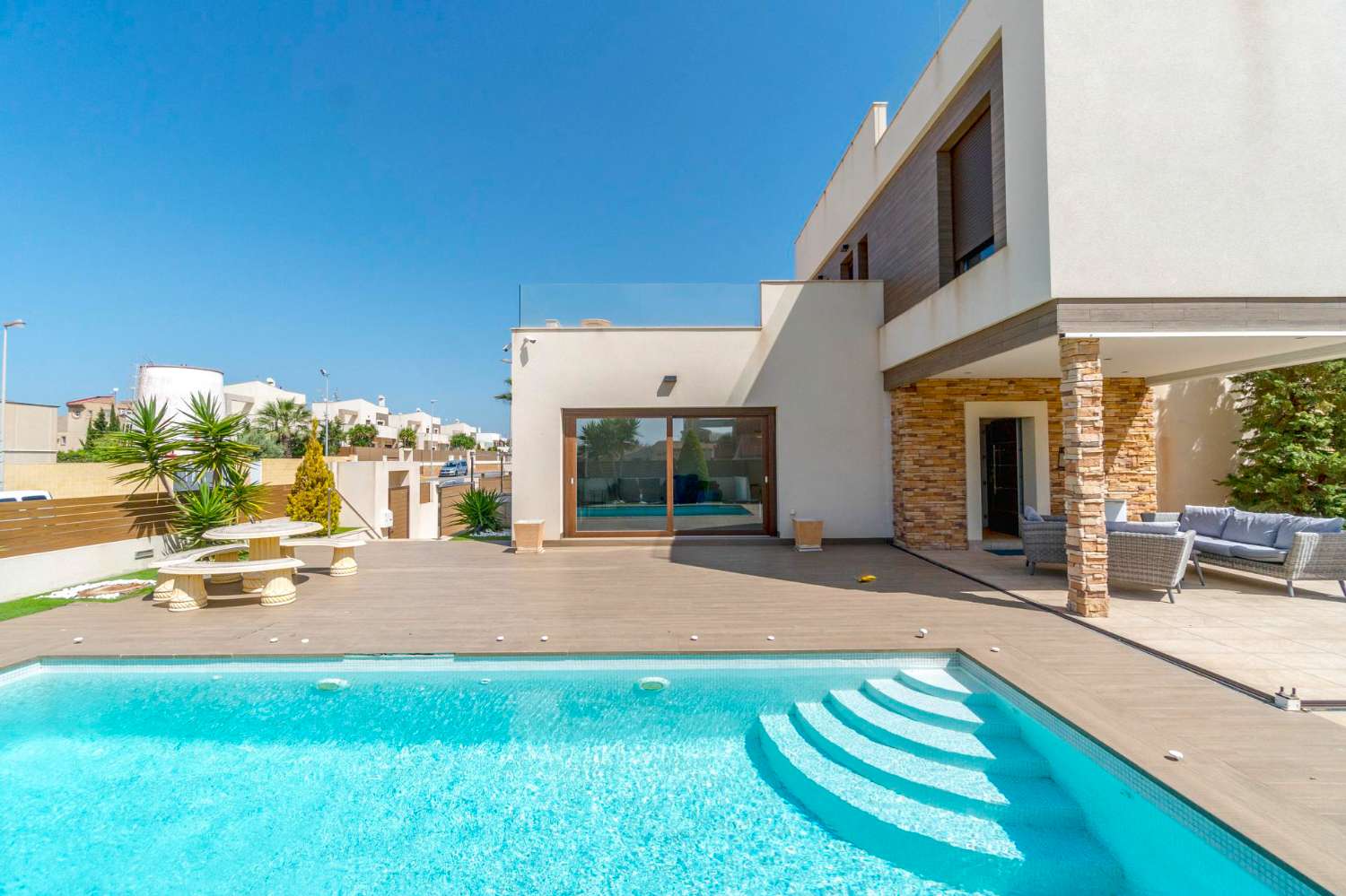 SPECTACULAIRE VILLA MODERNE À TORREVIEJA AVEC VUE PANORAMIQUE ET PISCINE PRIVÉE