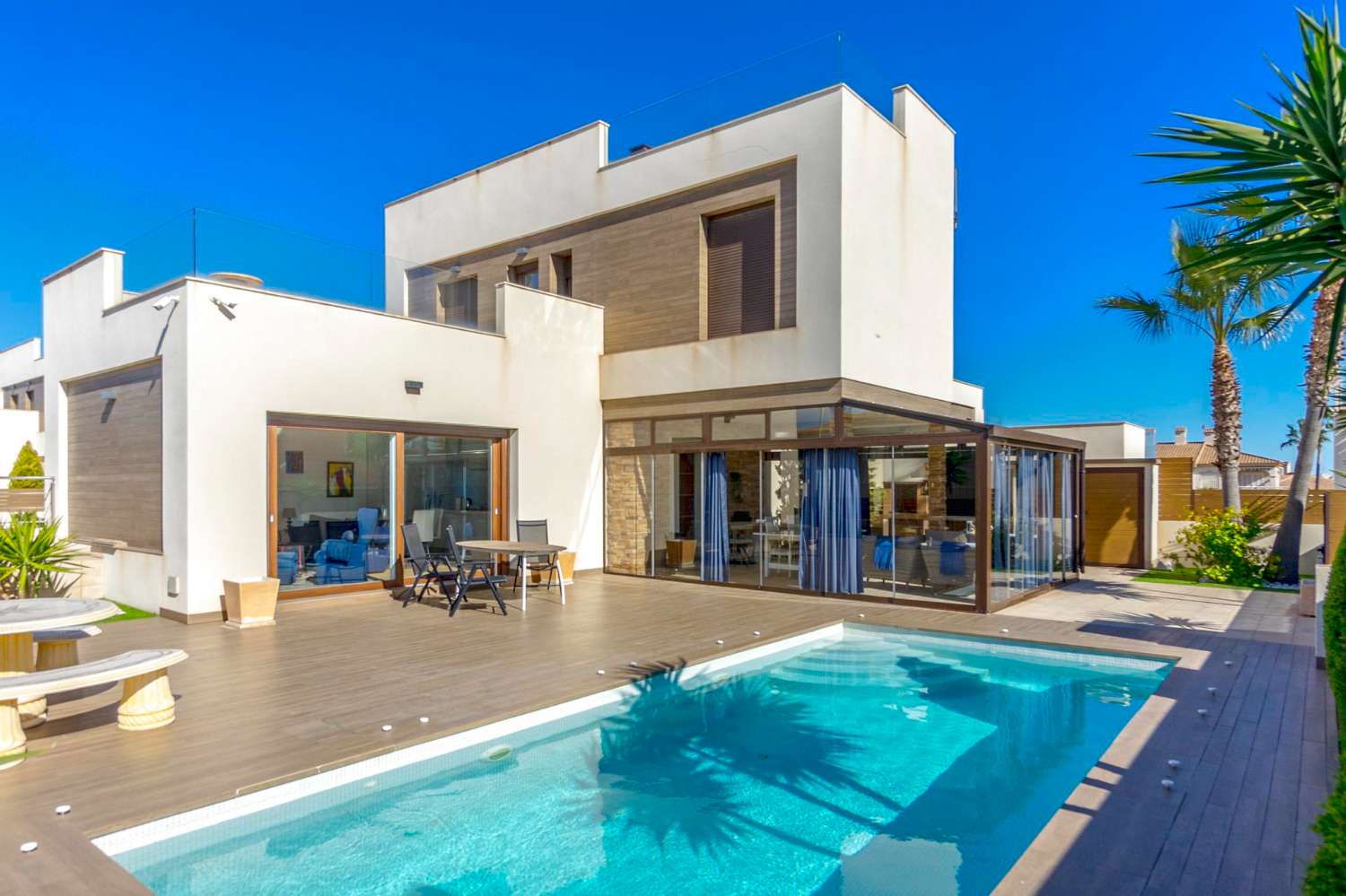 SPECTACULAIRE VILLA MODERNE À TORREVIEJA AVEC VUE PANORAMIQUE ET PISCINE PRIVÉE