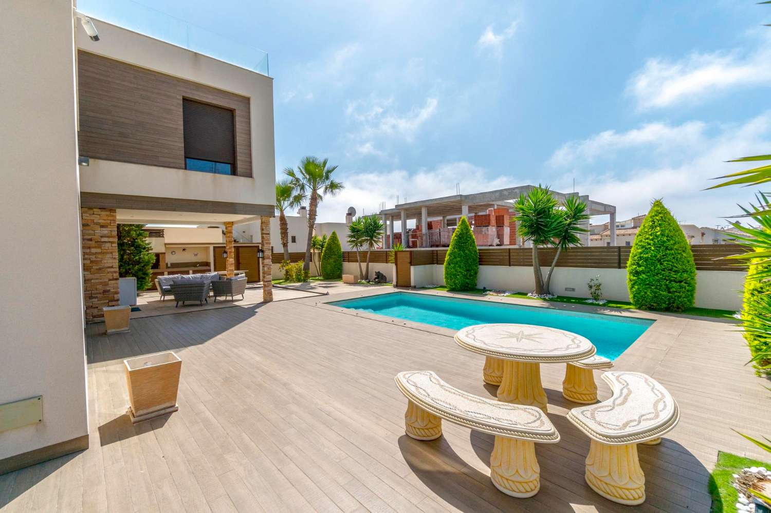 ESPECTACULAR VILLA MODERNA EN TORREVIEJA CON VISTAS PANORÁMICAS Y PISCINA PRIVADA