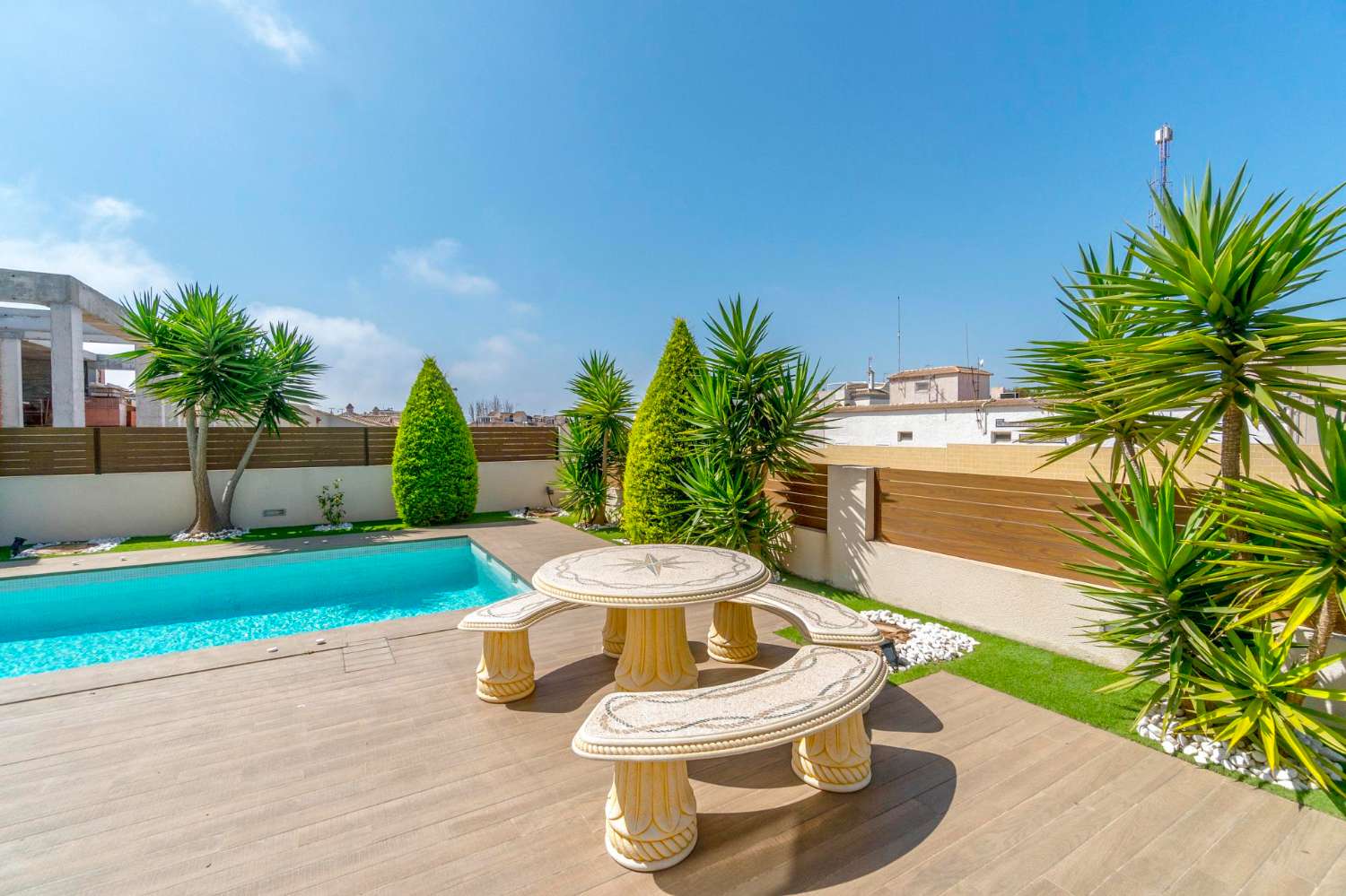 ESPECTACULAR VILLA MODERNA EN TORREVIEJA CON VISTAS PANORÁMICAS Y PISCINA PRIVADA