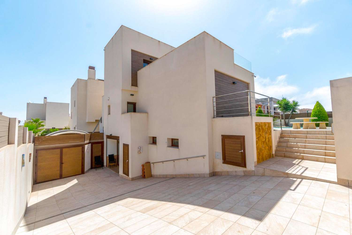 ESPECTACULAR VILLA MODERNA EN TORREVIEJA CON VISTAS PANORÁMICAS Y PISCINA PRIVADA