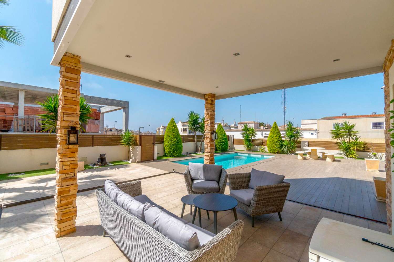 SPECTACULAIRE VILLA MODERNE À TORREVIEJA AVEC VUE PANORAMIQUE ET PISCINE PRIVÉE